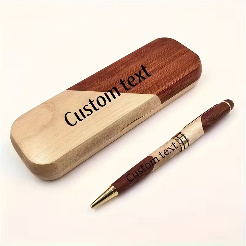 Woodworking Logos - ชุดปากกาลูกลื่นไม้ทำมือสุดหรูพร้อมกล่องของขวัญ สามารถสลักโลโก้ ชื่อ หรือคำพูดสร้างแรงบันดาลใจได้ เป็นของขวัญที่สง่างามสำหรับทั้งชายและหญิง เป็นเครื่องเขียนระดับไฮเอนด์ที่เหมาะสำหรับเทศกาลคริสต์มาส